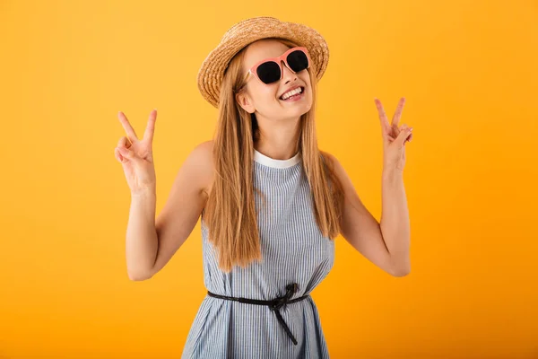 Portrait Une Jeune Femme Blonde Souriante Chapeau Été Montrant Geste — Photo