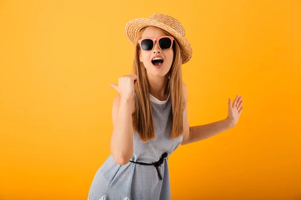 Portret Van Een Lachende Jonge Blonde Vrouw Zomer Hoed Wijzend — Stockfoto