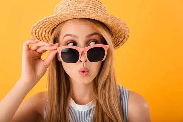 Gros Plan Portrait Une Jolie Jeune Femme Blonde Chapeau Été — Photo