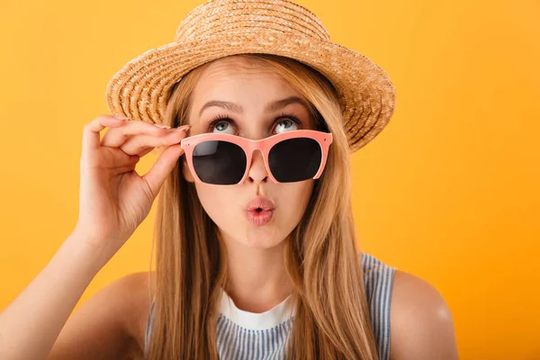 Close Ritratto Una Bella Giovane Donna Bionda Cappello Estivo Occhiali — Foto Stock