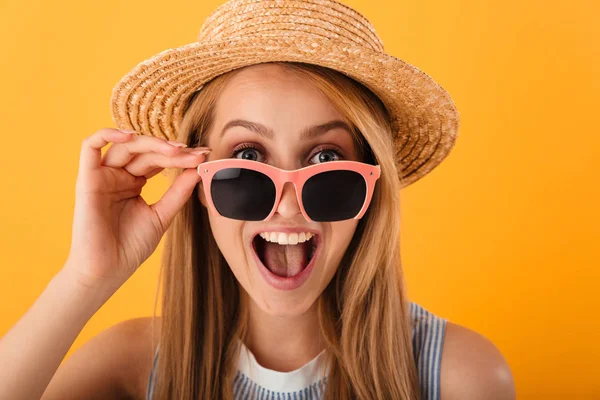 Närbild Porträtt Glad Ung Blond Kvinna Sommar Hatt Och Solglasögon — Stockfoto