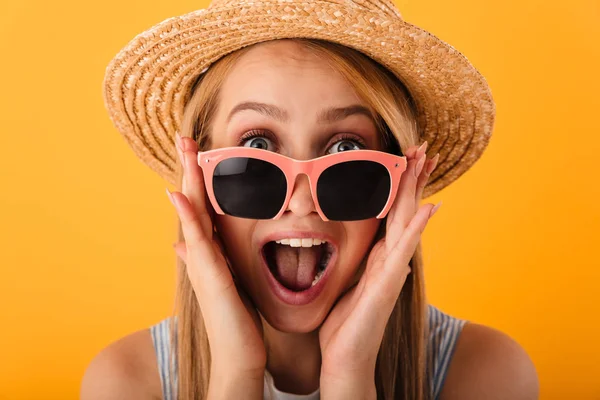 Retrato Cerca Una Joven Rubia Feliz Con Sombrero Verano Gafas —  Fotos de Stock