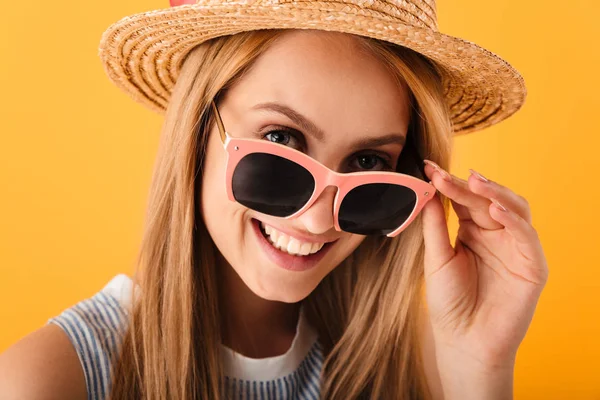 Närbild Porträtt Leende Ung Blond Kvinna Sommar Hatt Och Solglasögon — Stockfoto