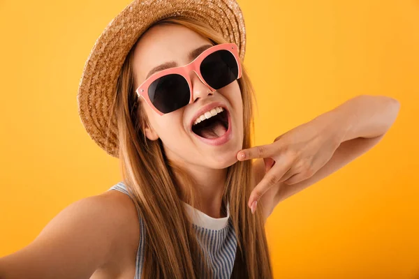 Glada Unga Blonda Kvinnan Sommar Hatt Och Solglasögon Tar Selfie — Stockfoto