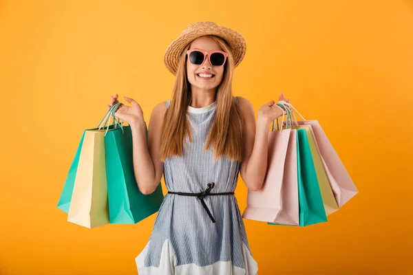 Porträtt Glad Ung Blond Kvinna Sommar Hatt Och Solglasögon Håller — Stockfoto