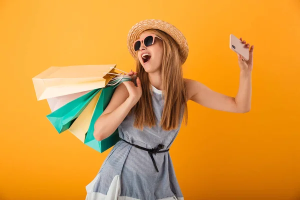 Retrato Una Joven Rubia Excitada Sombrero Verano Gafas Sol Tomando — Foto de Stock