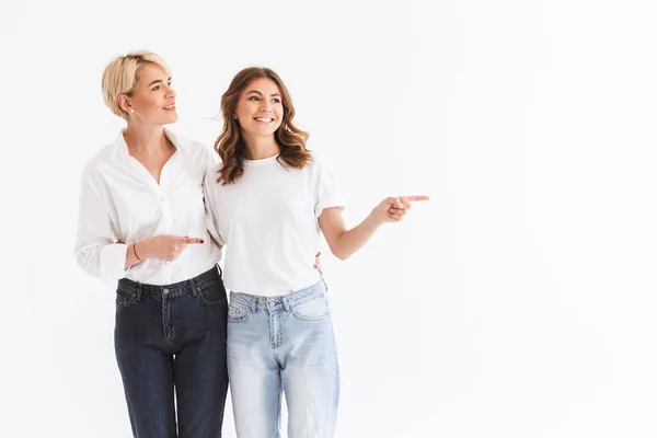 人の女性母 代と娘 Copyspace で脇指を指して笑顔立っている白い背景に分離されたコンテンツの画像 — ストック写真