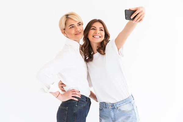 Két Vidám Szép Nők Anya Lánya Gazdaság Smartphone Figyelembe Selfie — Stock Fotó