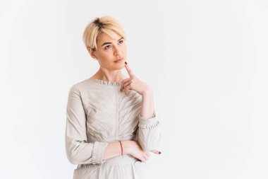 Düşünceli bakışta Studio beyaz arka plan üzerinde izole düşünme ve dokunmadan 40s çene yetişkin kafkas kadın portresi