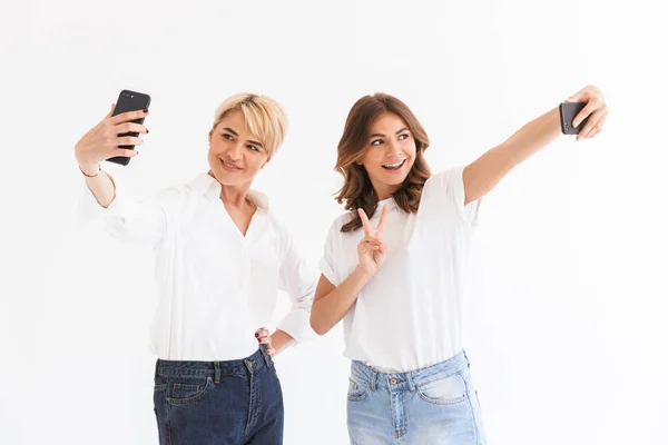 Imagen Una Joven Mujer Pie Con Madre Haciendo Selfie Por —  Fotos de Stock