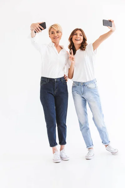 Imagen Una Joven Mujer Pie Con Madre Haciendo Selfie Por — Foto de Stock