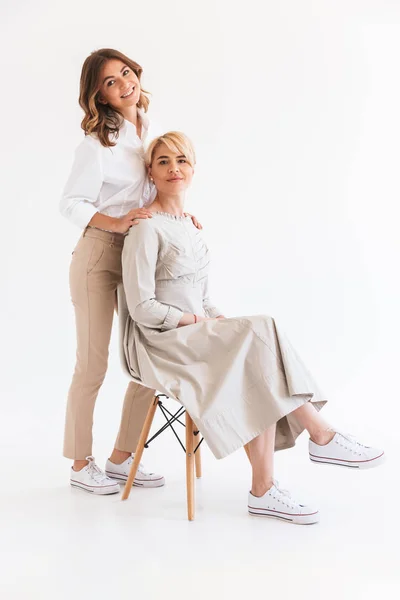 Imagen Una Joven Posando Con Madre Aislada Sobre Fondo Blanco — Foto de Stock