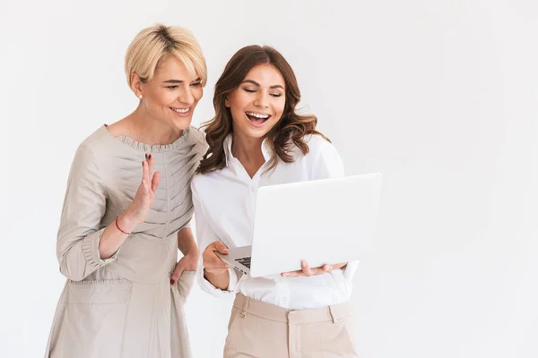 Foto Giovane Donna Felice Con Sua Madre Utilizzando Computer Portatile — Foto Stock