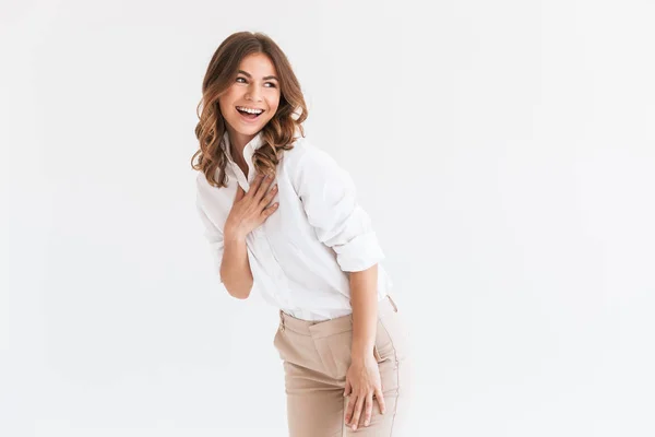 Ritratto Timida Donna Sorridente Con Lunghi Capelli Castani Che Guarda — Foto Stock