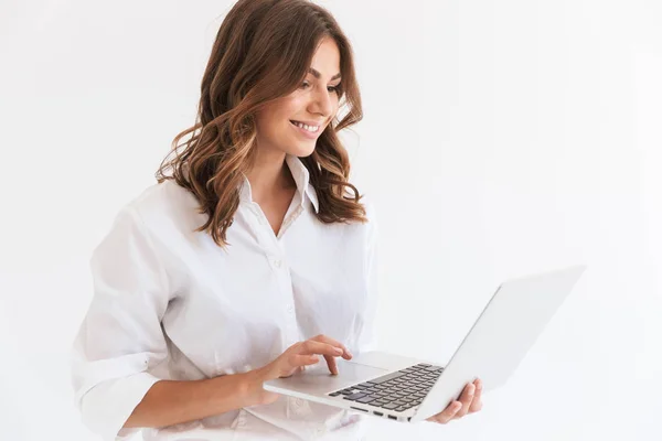 Porträt Einer Hinreißend Lächelnden Frau Mit Langen Braunen Haaren — Stockfoto