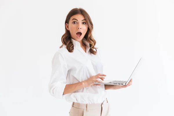 Portret Van Schattige Lachende Vrouw Met Lang Bruin Haar Bedrijf — Stockfoto