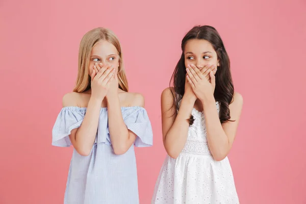 Foto Dos Niñas Vistiendo Vestidos Cubriendo Bocas Con Las Manos — Foto de Stock