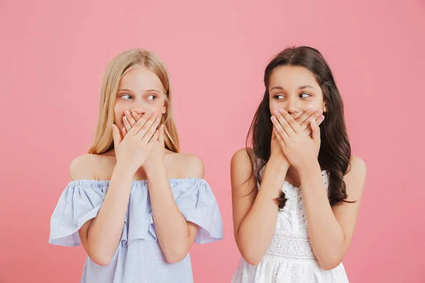 Imagen Dos Chicas Lindas Usando Vestidos Cubriendo Bocas Con Las — Foto de Stock