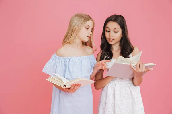 Imagen Chicas Inteligentes Morenas Rubias Usando Vestidos Sosteniendo Leyendo Libros —  Fotos de Stock