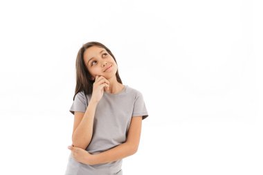 Düşünme kız beyaz duvar arka plan bir yana bakmaktan izole ayakta fotoğrafı.