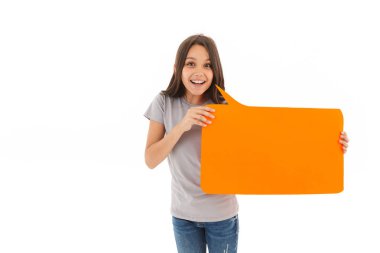 Mutlu kız kamera tutarak seyir beyaz duvar arka plan üzerinde izole ayakta görüntüsünü boş boşaltmak boşluk.