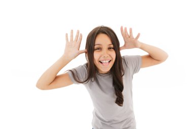 Beyaz duvar arka plan üzerinde izole şirin komik kız ayakta görüntüsü. Görünümlü kamera.