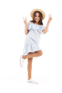 Beyaz duvar arka plan üzerinde izole poz şirin kız görüntüsü. Kamera olun barış hareketi arıyorsunuz.