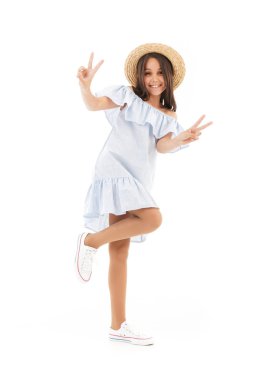 Beyaz duvar arka plan üzerinde izole poz şirin kız görüntüsü. Kamera olun barış hareketi arıyorsunuz.