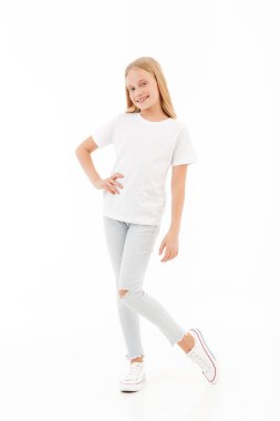 Sevimli kız ayakta beyaz duvar arka plan üzerinde izole poz görüntü.