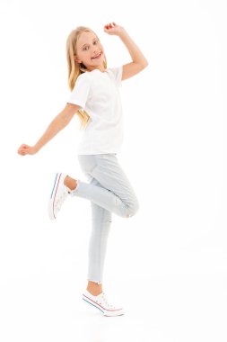 Tam boy görüntü neşeli sarışın kız casual eğleniyor elbise ve beyaz arka plan üzerinde kameraya bakarken sevinir