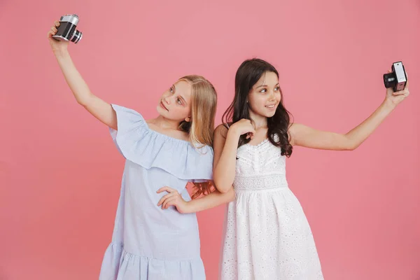 Bild Von Brünetten Und Blonden Entzückenden Mädchen Tragen Kleider Lächelnd — Stockfoto