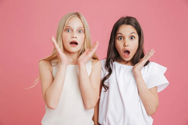 Foto Chicas Princesas Morenas Rubias Usando Vestidos Expresando Sorpresa Deleite — Foto de Stock