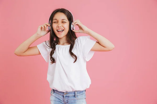 Joyeuse Jeune Fille Vêtements Décontractés Chantant Avec Les Yeux Fermés — Photo