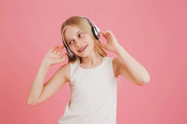 Adorable Chica Rubia Ropa Casual Escuchando Música Tocando Auriculares Inalámbricos —  Fotos de Stock