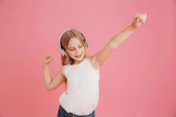 Chica Rubia Alegre Divertida Ropa Casual Bailando Mientras Escucha Música — Foto de Stock