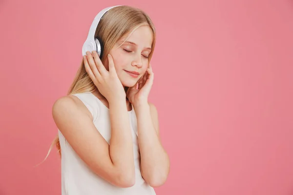 Menina Loira Encantadora Roupas Casuais Ouvindo Música Com Olhos Fechados — Fotografia de Stock