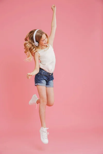 Imagem Completa Menina Loira Roupas Casuais Dançando Ouvindo Música Com — Fotografia de Stock