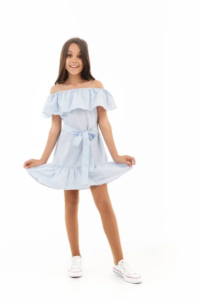 Bild Von Glücklichen Jungen Brünetten Mädchen Kleid Posiert Voller Länge — Stockfoto