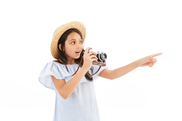 Imagem Menina Fofa Fotógrafo Turístico Isolado Sobre Fundo Parede Branca — Fotografia de Stock