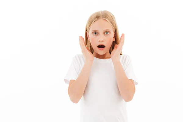 Imagen Chica Sorprendida Pie Aislada Sobre Fondo Blanco Pared Mirando — Foto de Stock