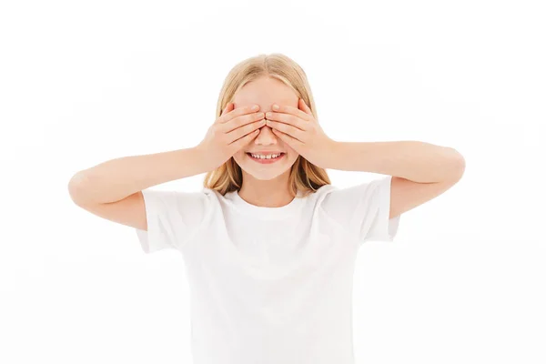 Şirin Kız Elleriyle Yüzünü Kaplayan Beyaz Duvar Arka Plan Üzerinde — Stok fotoğraf