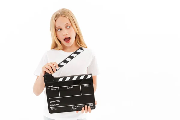 Figlarny Młoda Blondynka Ubrania Dorywczo Gospodarstwa Film Dokonywanie Clapperboard Patrząc — Zdjęcie stockowe