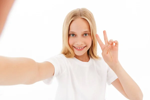 Jovem Menina Loira Alegre Roupas Casuais Fazendo Selfie Mostrando Gesto — Fotografia de Stock