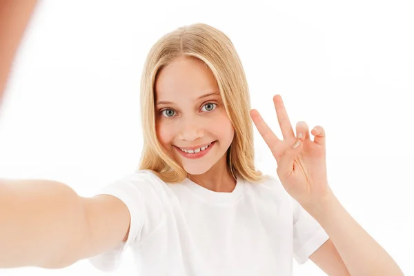 Sorrindo Jovem Loira Roupas Casuais Fazendo Selfie Mostrando Gesto Paz — Fotografia de Stock