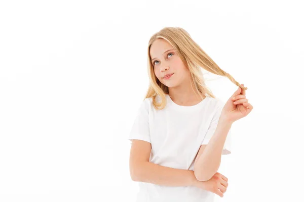 Dalgın Sarışın Kız Saçını Dokunmaktan Beyaz Arka Plan Üzerinde Ararken — Stok fotoğraf