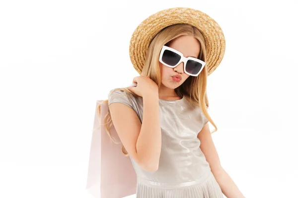 Cool Chica Rubia Joven Vestido Sombrero Paja Gafas Sol Sosteniendo — Foto de Stock