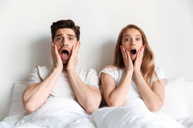 Genç korkmuş şok çığlık çift yatakta açılmış ağzıyla yatıyor..