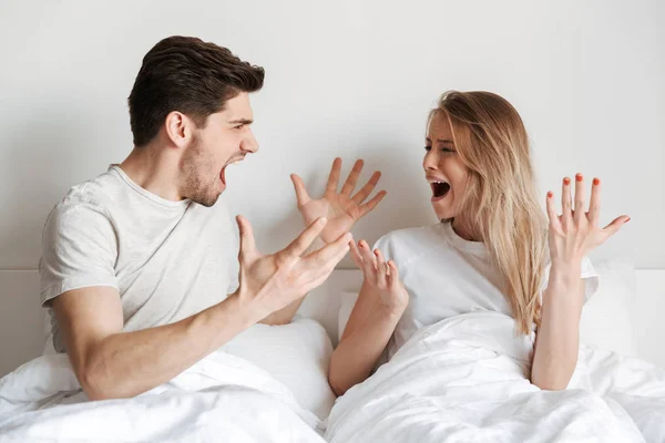 Imagen Joven Enojado Hombre Negativo Gritando Esposa Ofendida Yace Cama — Foto de Stock