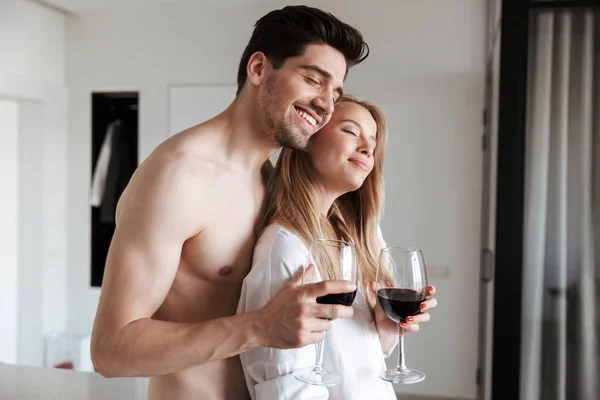 Imagen Joven Linda Alegre Pareja Amorosa Casa Interiores Bebiendo Vino — Foto de Stock