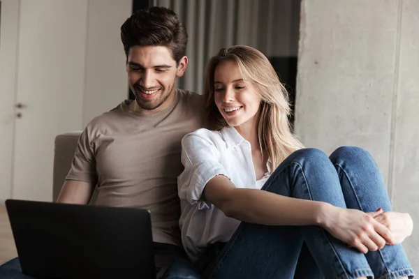 Foto Joven Linda Pareja Amorosa Feliz Casa Interior Del Sofá —  Fotos de Stock